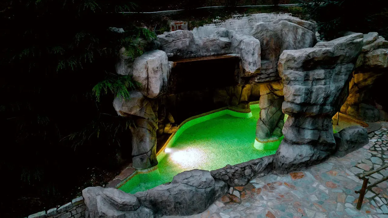 Interior del balneario de la Hermida. / Balneario de la Hermida