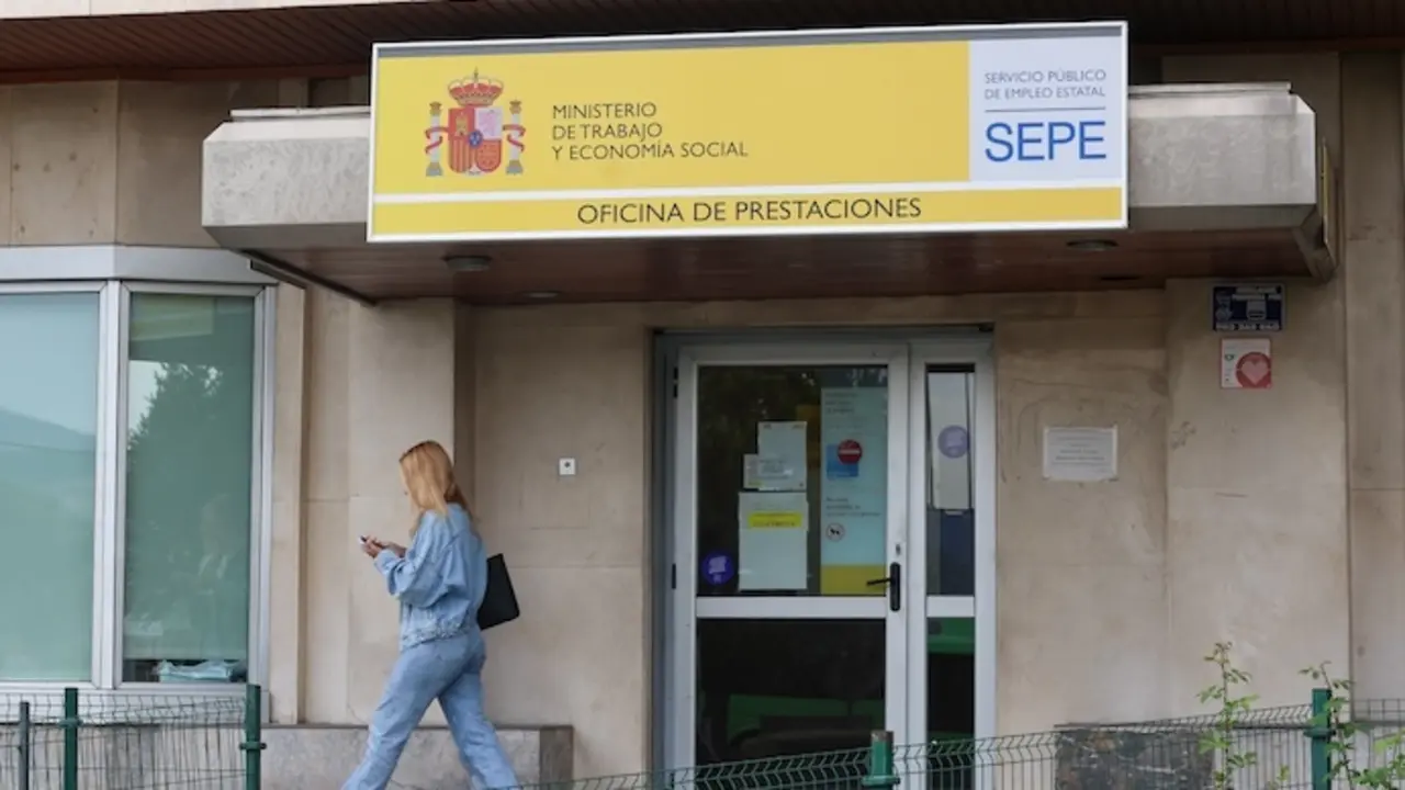 Una mujer al lado de una oficina del SEPE, a 1 de octubre de 2024, en Madrid (Espa&ntilde;a). El n&uacute;mero de parados registrados en las oficinas de los servicios p&uacute;blicos de empleo subi&oacute; en 3.164 personas en septiembre en relaci&oacute;n al mes anterior (+0,1%), registrando as&iacute; su menor alza mensual en este mes desde 2004 y su mejor dato para un septiembre desde 2007 si se except&uacute;an los a&ntilde;os de pandemia, seg&uacute;n datos publicados este mi&eacute;rcoles por el Ministerio de Trabajo y Econom&iacute;a Social.
Fecha: 02/10/2024. leer menos

Firma: Marta Fern&aacute;ndez / Europa Press