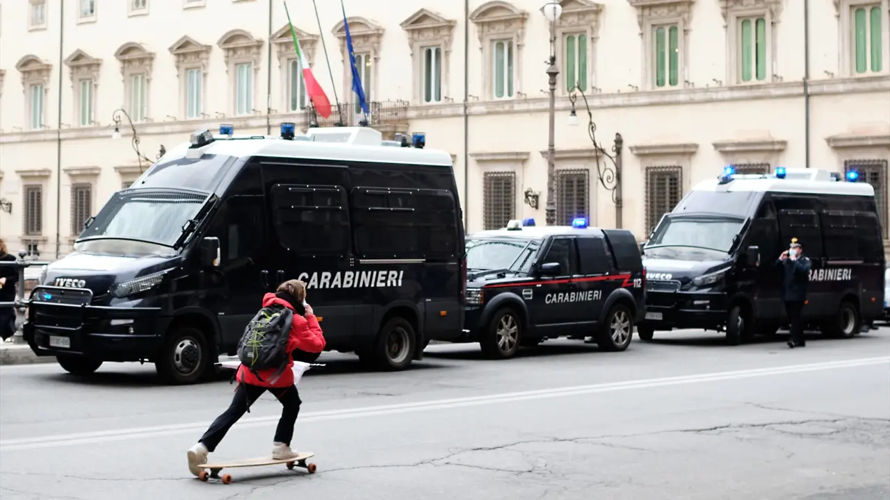 Varios coches de la polic&iacute;a en Roma. / Mauro Scrobogna / Archivo
