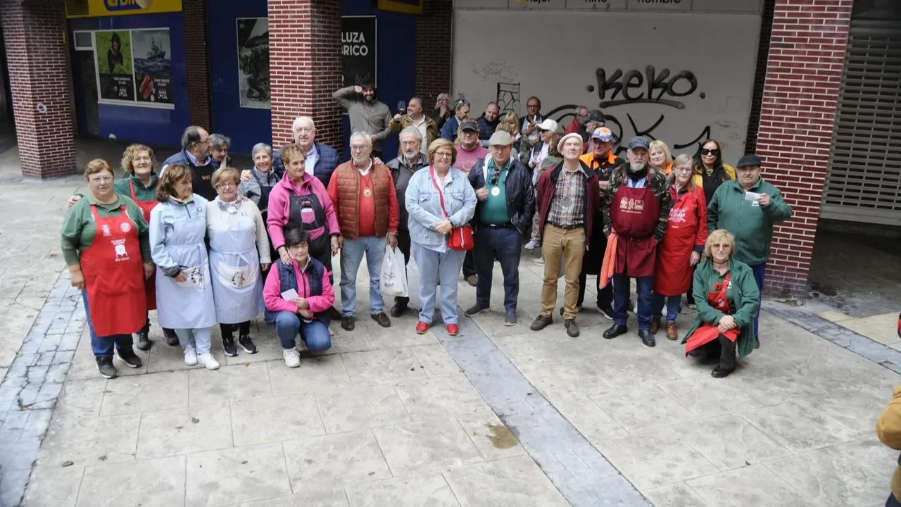 Ganadores del concurso de ollas ferroviarias con miembros del jurado. / A. del Saja
