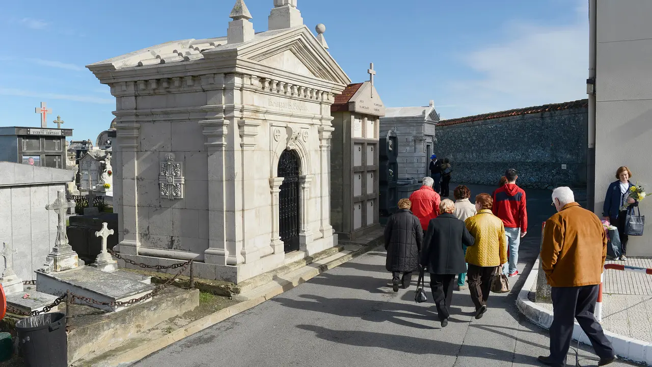 Varias personas en el cementerio de Ciriego. / Alerta