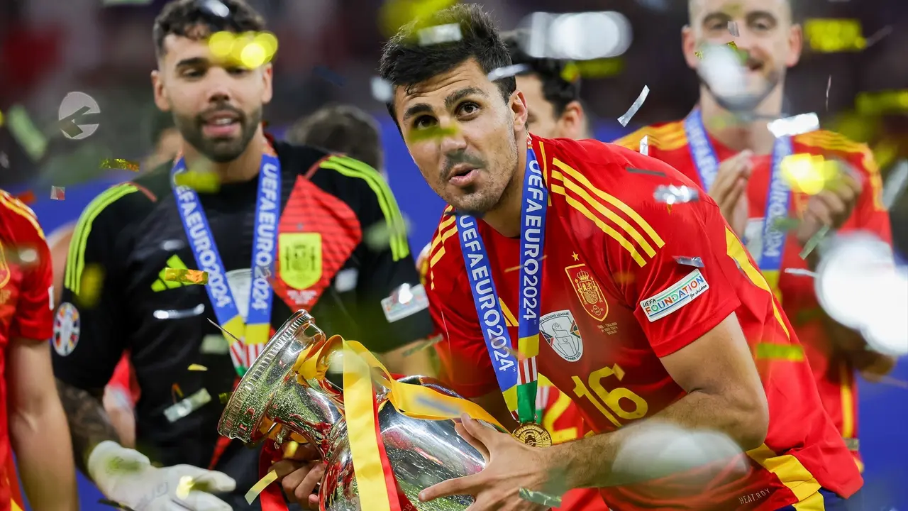 Rodri con la copa de campeones de Europa. / Christian Charisius
