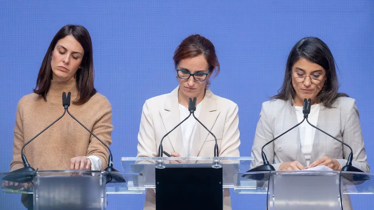 (I-D) Las coportavoces de M&aacute;s Madrid Rita Maestre, M&oacute;nica Garc&iacute;a y Manuela Bergerot, durante una rueda de prensa. / Eduardo Parra