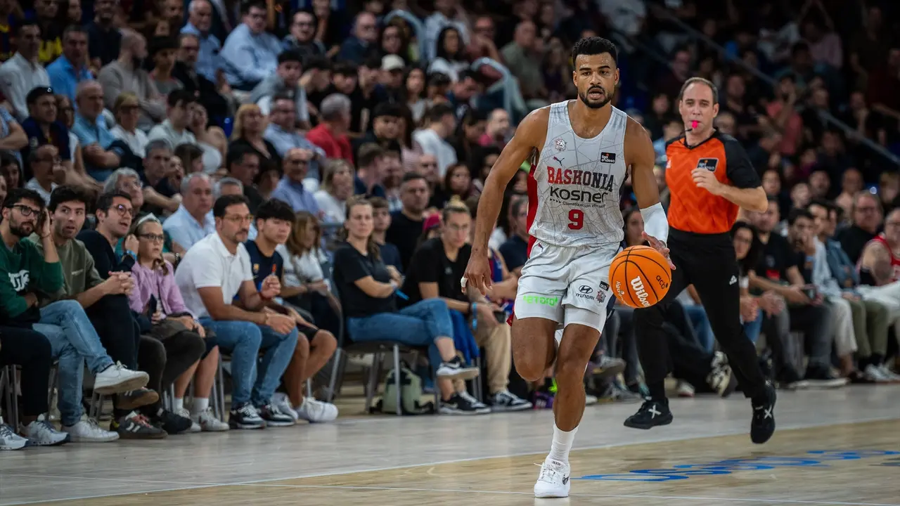 El jugador del Baskonia Timothe Baptiste Luwawu Kongbo en un partido contra el Bar&ccedil;a en el Palau Blaugrana. / ACB Photo