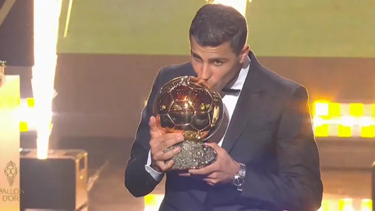 Rodri besa el bal&oacute;n de Oro 2024. / X