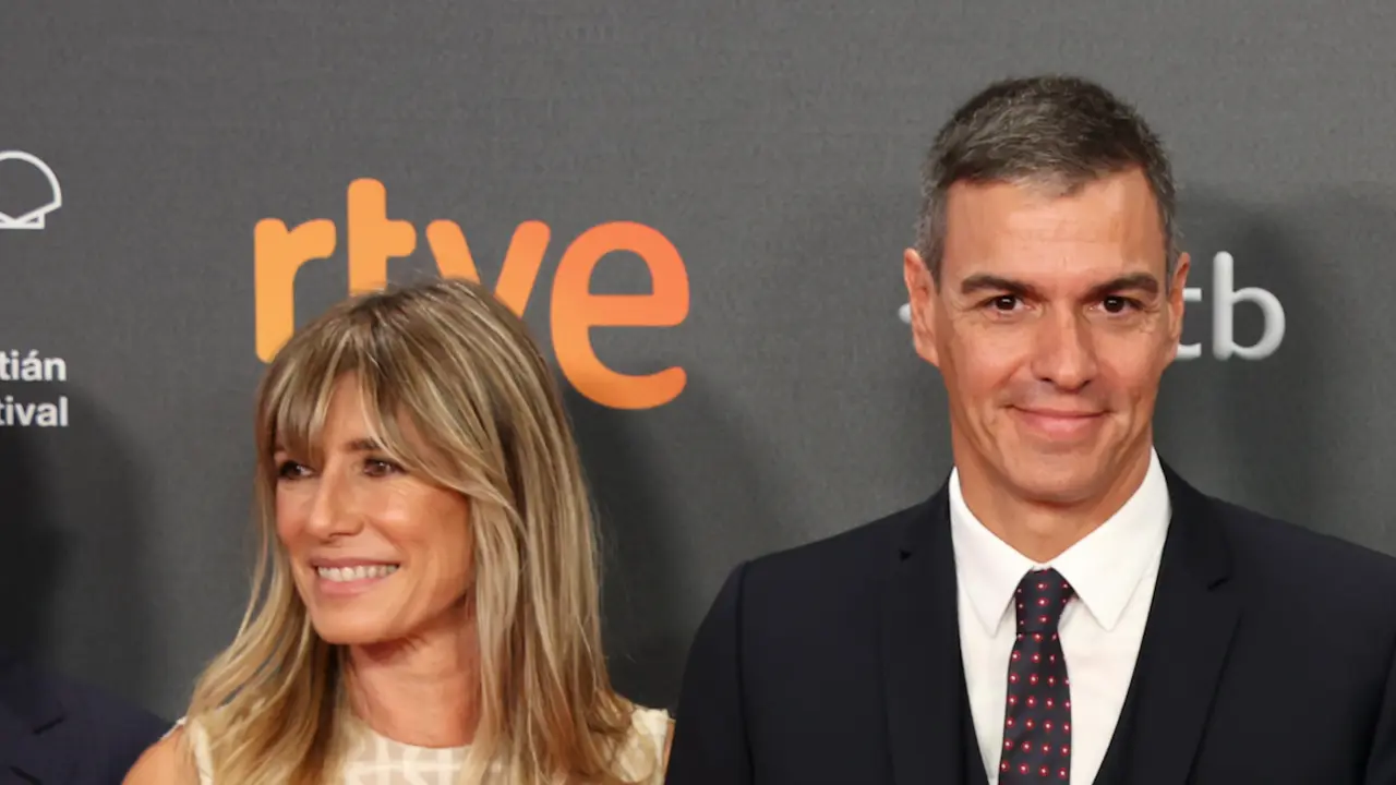 Bego&ntilde;a G&oacute;mez y Pedro S&aacute;nchez en el photocall en la entrega del Premio Donostia, en el Festival de Cine de San Sebasti&aacute;n. Ra&uacute;l Terrel / Europa Press