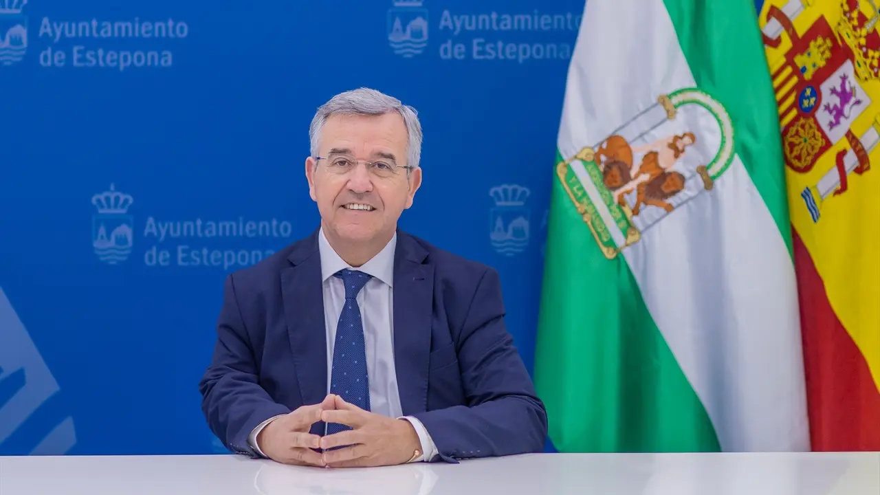 Jos&eacute; Mar&iacute;a Garc&iacute;a Urbano, alcalde de Estepona, en rueda de prensa / A.E.