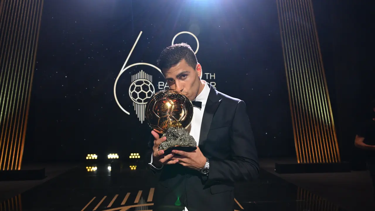 El jugador espa&ntilde;ol, Rodri, besa el Bal&oacute;n de Oro. / Bal&oacute;n de Oro