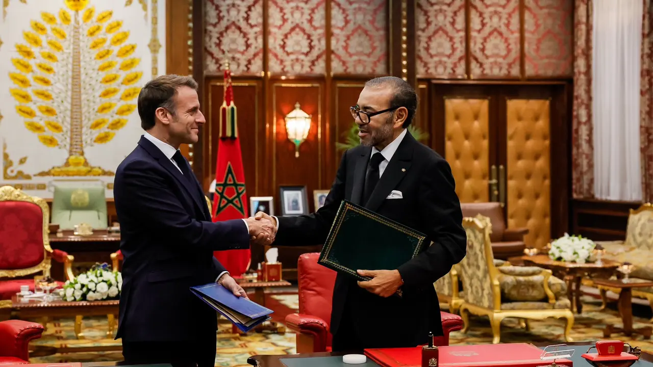El presidente franc&eacute;s junto a Mohamed VI. / X