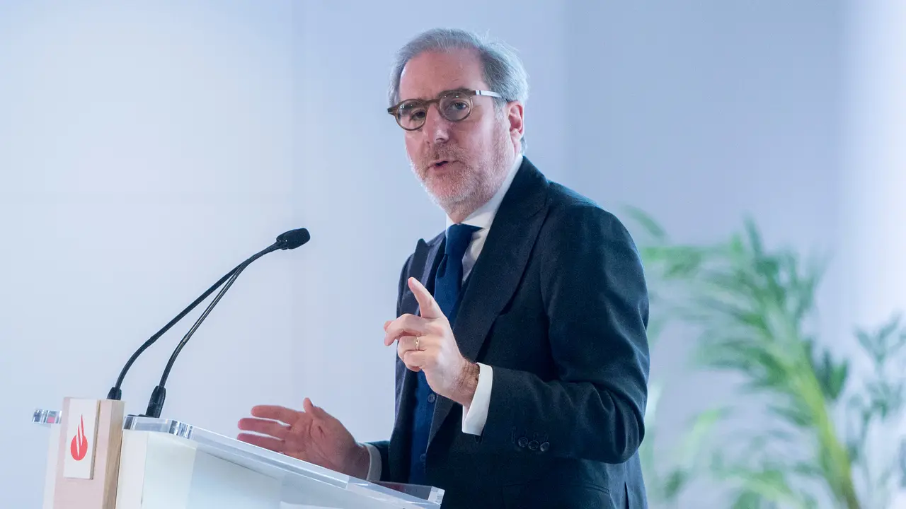 El CEO, H&eacute;ctor Grisi, durante la presentaci&oacute;n del tercer trimestre 2024 por el Banco Santander. / Alberto Ortega
