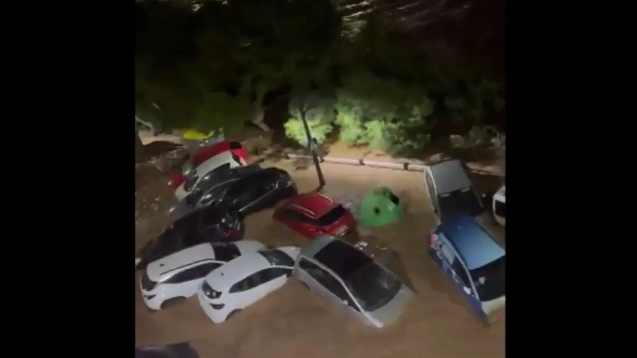 La riada ha provocado que varios coches se deslicen calle abajo. / Red X