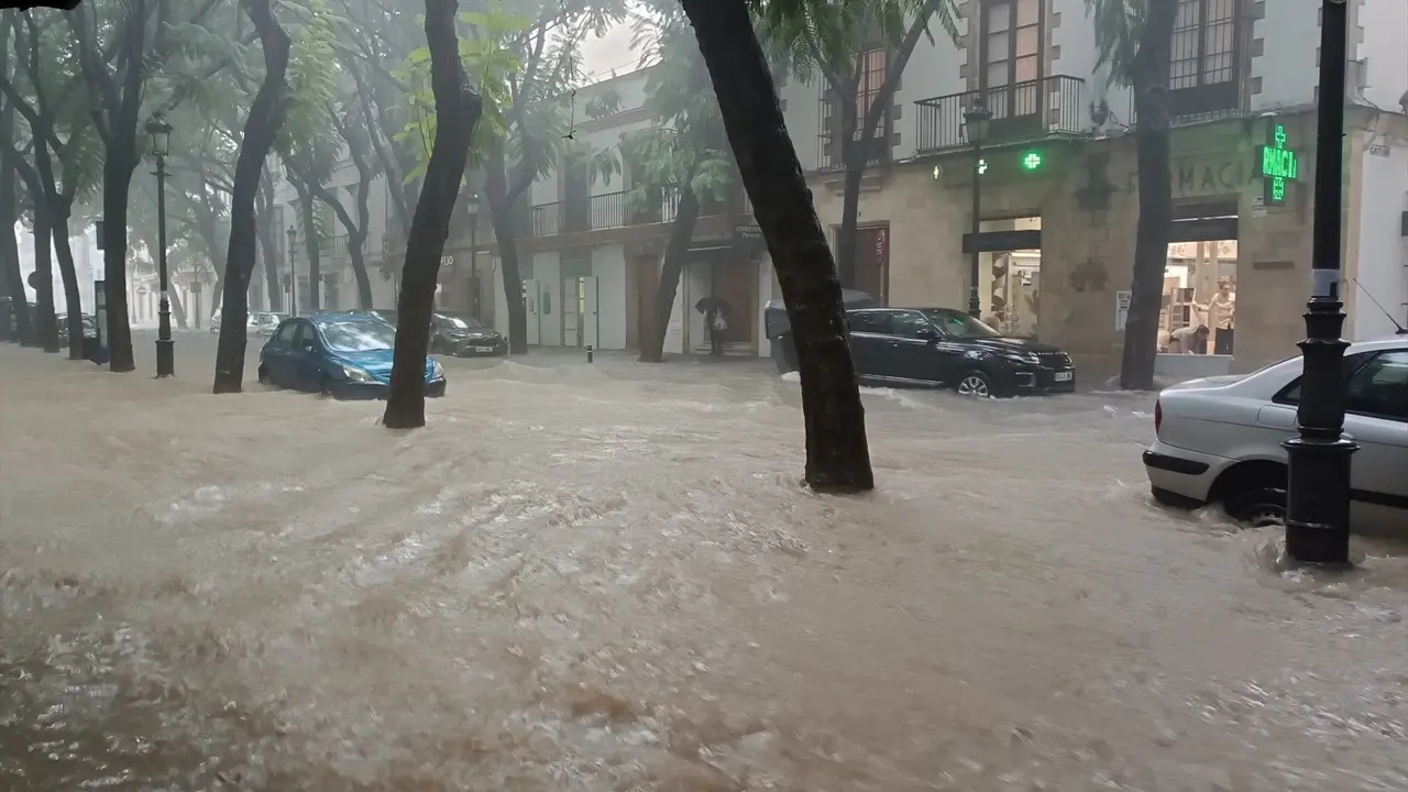 Calle Porvera en Jerez con agua acumulada por las lluvias de la Dana que atraviesa la provincia. EP