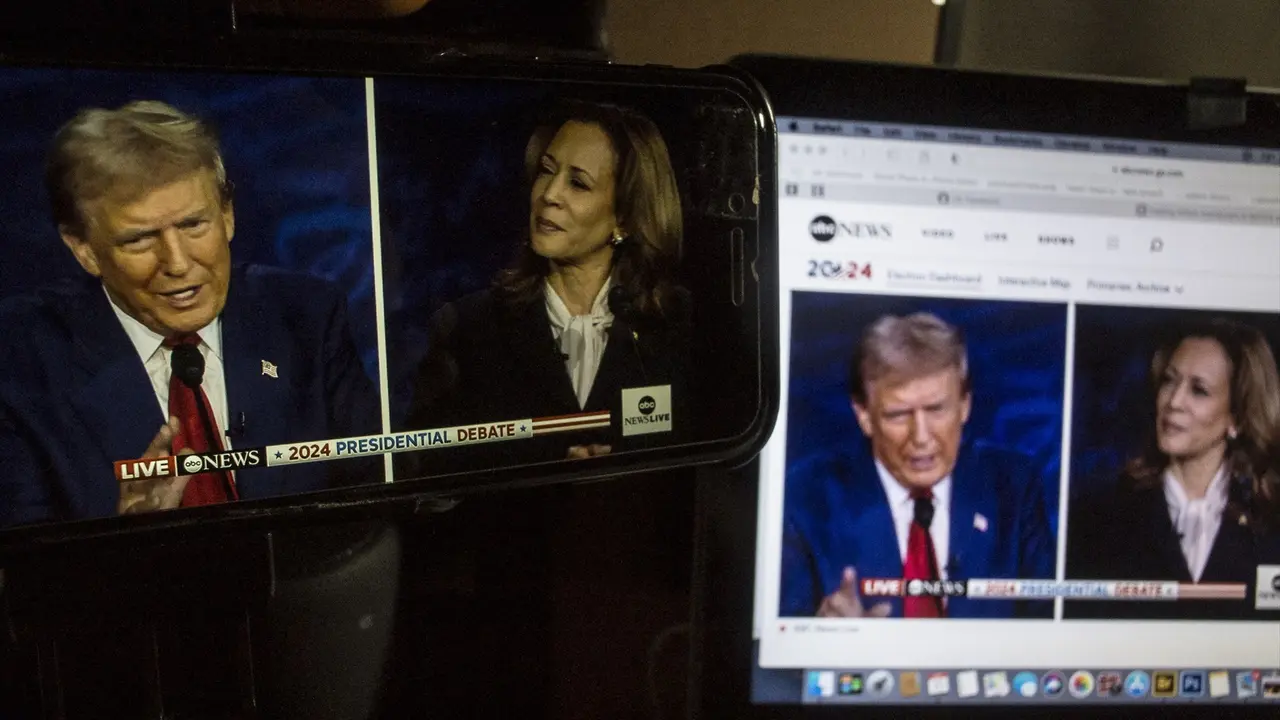 Donald Trump y Kamala Harris en varias pantallas durante el debate presidencial. / Billy Tompkins