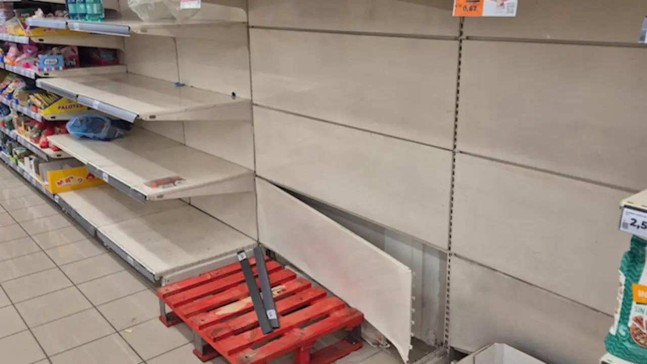 Estanterias en un supermercado de Valencia. / Red x