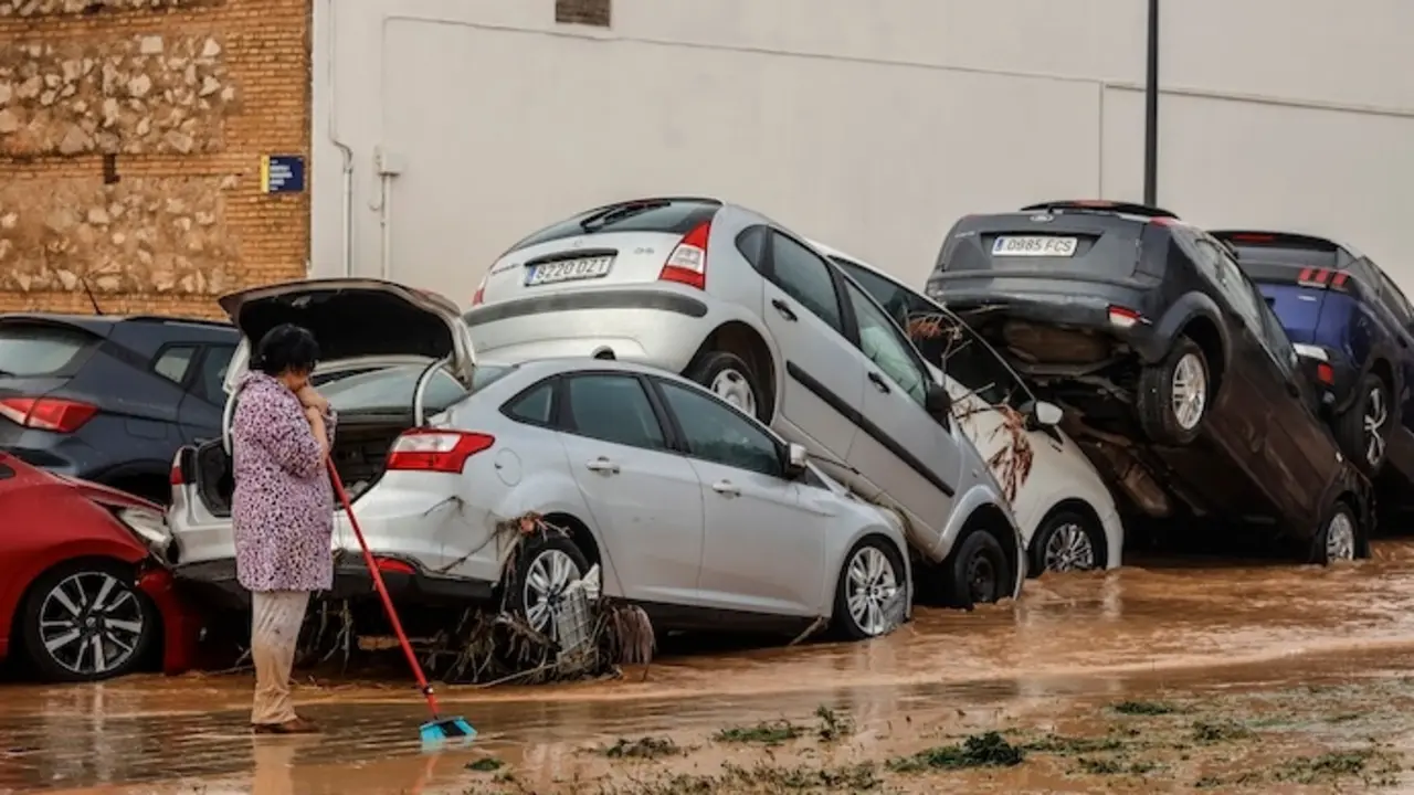 Una mujer realiza labores de limpieza junto a veh&iacute;culos destrozados tras el paso de la DANA por el barrio de La Torre de Valencia, a 30 de octubre de 2024, en Valencia, Comunidad Valenciana (Espa&ntilde;a). La Comunitat Valenciana ha registrado la gota fr&iacute;a "m&aacute;s adversa" del siglo en la regi&oacute;n. La Generalitat ha activado el procedimiento de m&uacute;ltiples v&iacute;ctimas por "prevenci&oacute;n de lo que pueda venir", despu&eacute;s de que el primer balance apunte a 51 v&iacute;ctimas mortales como consecuencia del temporal. En estos momentos, todav&iacute;a hay personas esperando a ser rescatadas y puntos sin cobertura de telefon&iacute;a y sin luz.
30 OCTUBRE 2024;DANA
Rober Solsona / Europa Press
30/10/2024