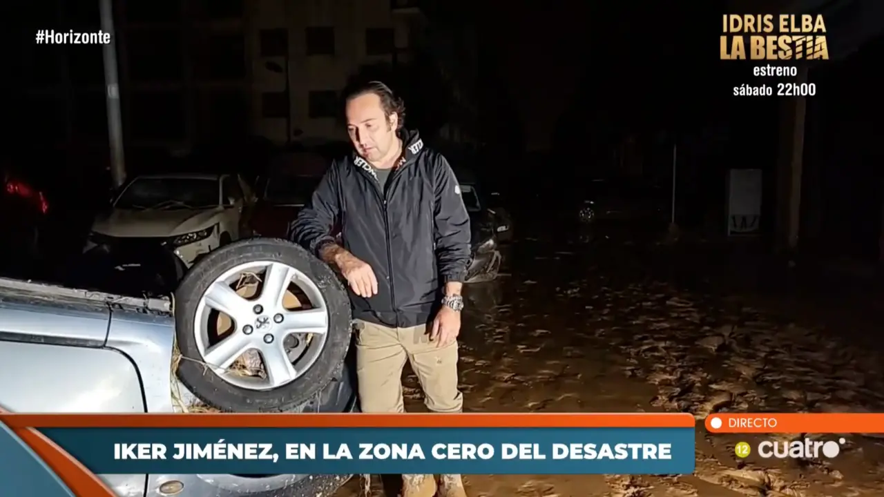 Iker Jim&eacute;nez durante su programa en la zona cero de la tragedia de la DANA, Paiport, Valencia. / CUATRO