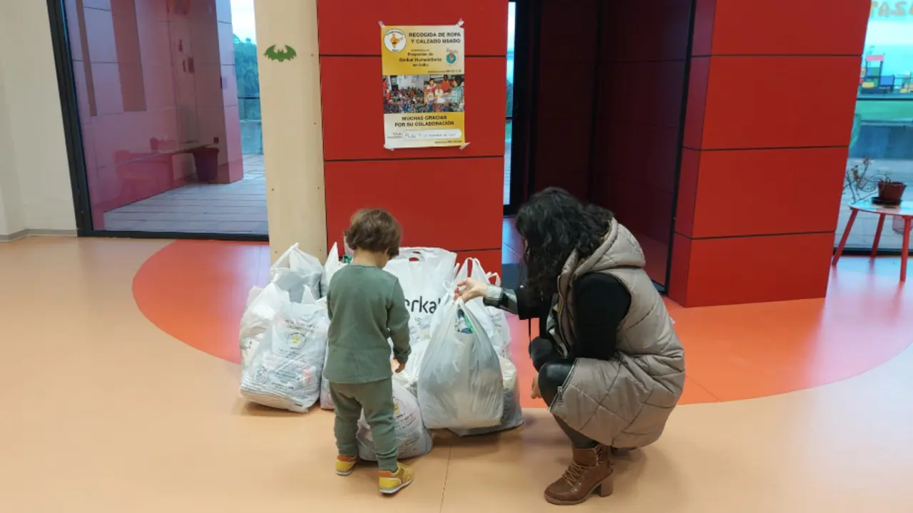 Dos personas dejando alimentos b&aacute;sicos para los afectados por la DANA. / AP