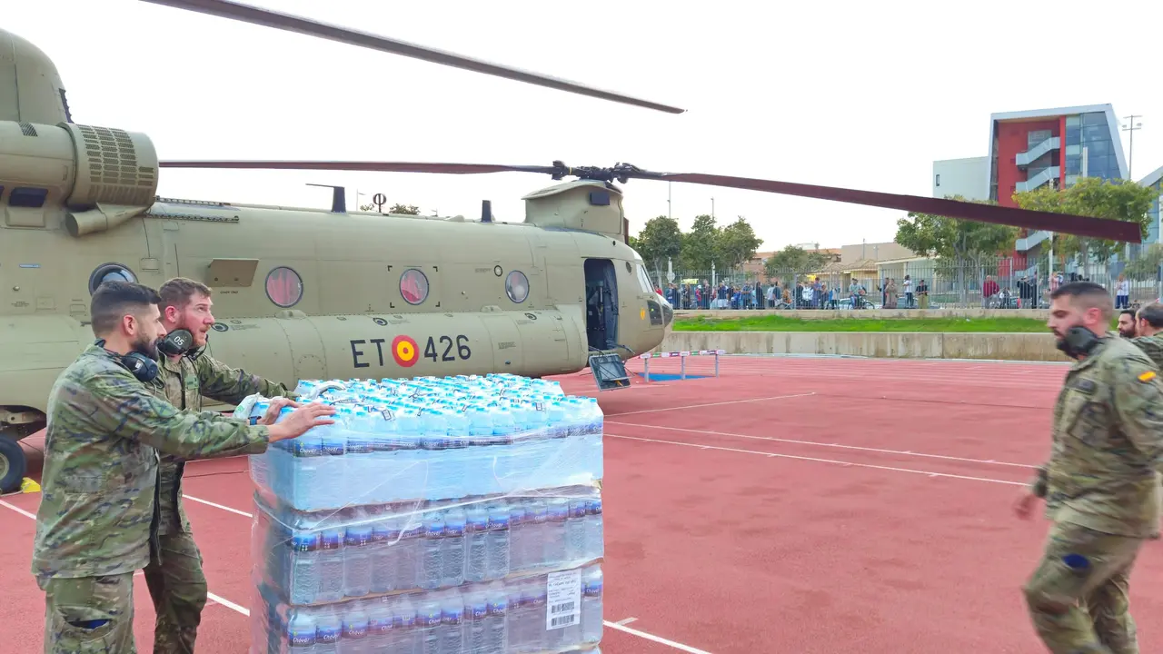 🔴&iexcl;Buenas noches! El #EjercitodeTierra refuerza su despliegue para apoyar a los afectados por la #dana. Ma&ntilde;ana se incorporan al despliegue  300 militares m&aacute;s del Ej&eacute;rcito junto a m&aacute;s medios.
☑ Hoy han seguido sin descanso los trabajos de apoyo y rescate por nuestro militares del Mando de Operaciones Especiales del E.T. #MOE y de los helic&oacute;pteros de las Fuerzas Aerom&oacute;viles del E.T. #FAMET.
&iexcl;Vamos a estar ah&iacute; con todo lo necesario!