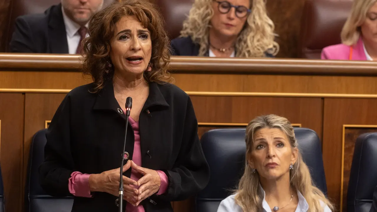 La vicepresidenta segunda y ministra de Hacienda, Mar&iacute;a Jes&uacute;s Montero, interviene durante una sesi&oacute;n de control al Gobierno, en el Congreso de los Diputados. / Eduardo Parra