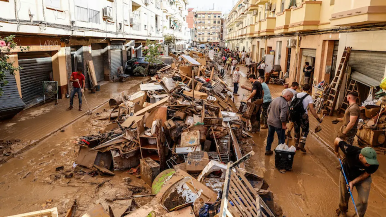 Varias personas limpian los estragos ocasionados por la DANA, a 1 de noviembre de 2024, en Paiporta, Valencia, Comunidad Valenciana (Espa&ntilde;a). El sexto balance de fallecidos por el paso de la DANA por la provincia de Valencia deja 202 v&iacute;ctimas mortales. Desde &uacute;ltima hora de este martes se activ&oacute; el Procedimiento de M&uacute;ltiples V&iacute;ctimas, que est&aacute; realizando los balances facilitados a trav&eacute;s de la informaci&oacute;n recibida de los distintos cuerpos y fuerzas de seguridad y emergencias. Adem&aacute;s, los da&ntilde;os materiales son incontables con carreteras cortadas y zonas aisladas por el agua, el barro y los corrimientos de tierra. Aproximadamente 23.000 personas contin&uacute;an sin suministro el&eacute;ctrico en la provincia de Valencia a causa del temporal de la DANA, tras haberlo recuperado m&aacute;s de 132.000 afectados desde el mi&eacute;rcoles, el 85 por ciento de los inicialmente perjudicados. Esta DANA es la cat&aacute;strofe atmosf&eacute;rica m&aacute;s tr&aacute;gica que se haya registrado en Espa&ntilde;a en m&aacute;s de medio siglo.

Rober Solsona / Europa Press
01 NOVIEMBRE 2024;DANA;CATASTROFE;FALLECIDOS;
01/11/2024
