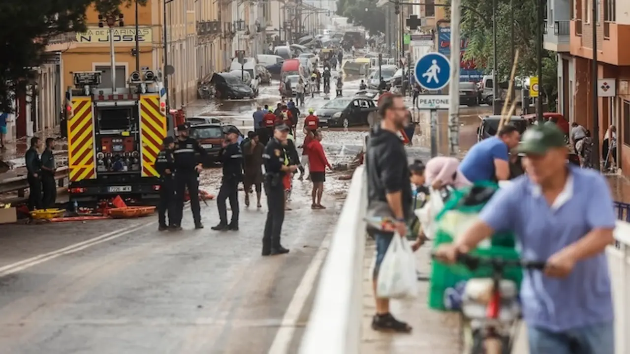 Bomberos tras el paso de la DANA por el barrio de La Torre de Valencia, a 30 de octubre de 2024, en Valencia, Comunidad Valenciana (Espa&ntilde;a). La Comunitat Valenciana ha registrado la gota fr&iacute;a "m&aacute;s adversa" del siglo en la regi&oacute;n. La Generalitat ha activado el procedimiento de m&uacute;ltiples v&iacute;ctimas por "prevenci&oacute;n de lo que pueda venir", despu&eacute;s de que el primer balance apunte a 51 v&iacute;ctimas mortales como consecuencia del temporal. En estos momentos, todav&iacute;a hay personas esperando a ser rescatadas y puntos sin cobertura de telefon&iacute;a y sin luz.
30 OCTUBRE 2024;DANA
Rober Solsona / Europa Press
30/10/2024