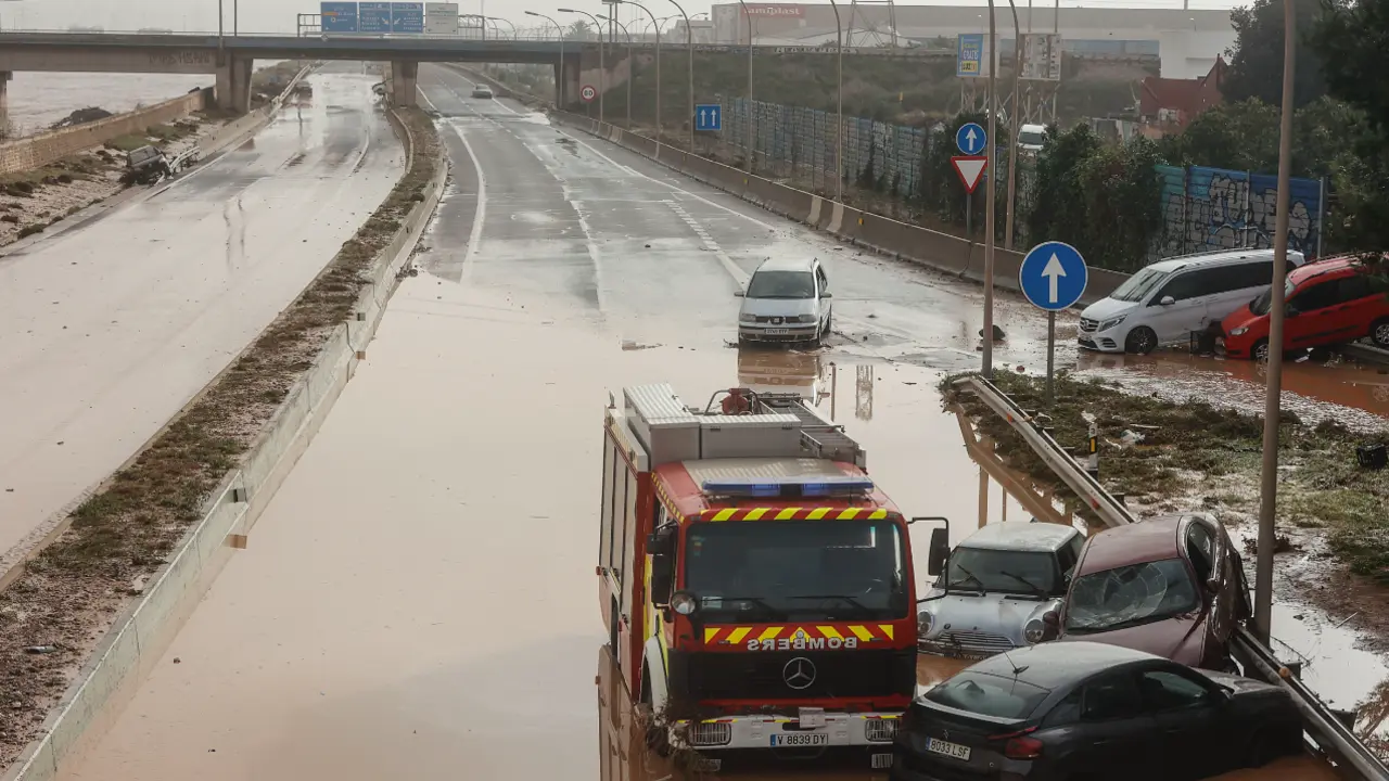 Vehículos en la V-30 tras el paso de la DANA y la subida del cauce del río Turia, a 30 de octubre de 2024, en Valencia, Comunidad Valenciana (España). La Comunitat Valenciana ha registrado la gota fría "más adversa" del siglo en la región. La Generalitat ha activado el procedimiento de múltiples víctimas por "prevención de lo que pueda venir", después de que el primer balance apunte a 51 víctimas mortales como consecuencia del temporal. En estos momentos, todavía hay personas esperando a ser rescatadas y puntos sin cobertura de telefonía y sin luz.
30 OCTUBRE 2024;DANA
Rober Solsona / Europa Press
