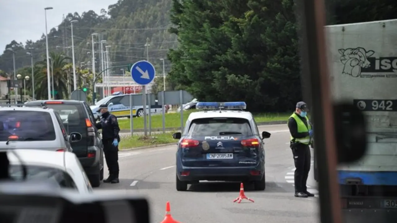 La Polic&iacute;a realizando un control en la rotonda cerca del I.E.S. Besaya de Torrelavega. / S.D.