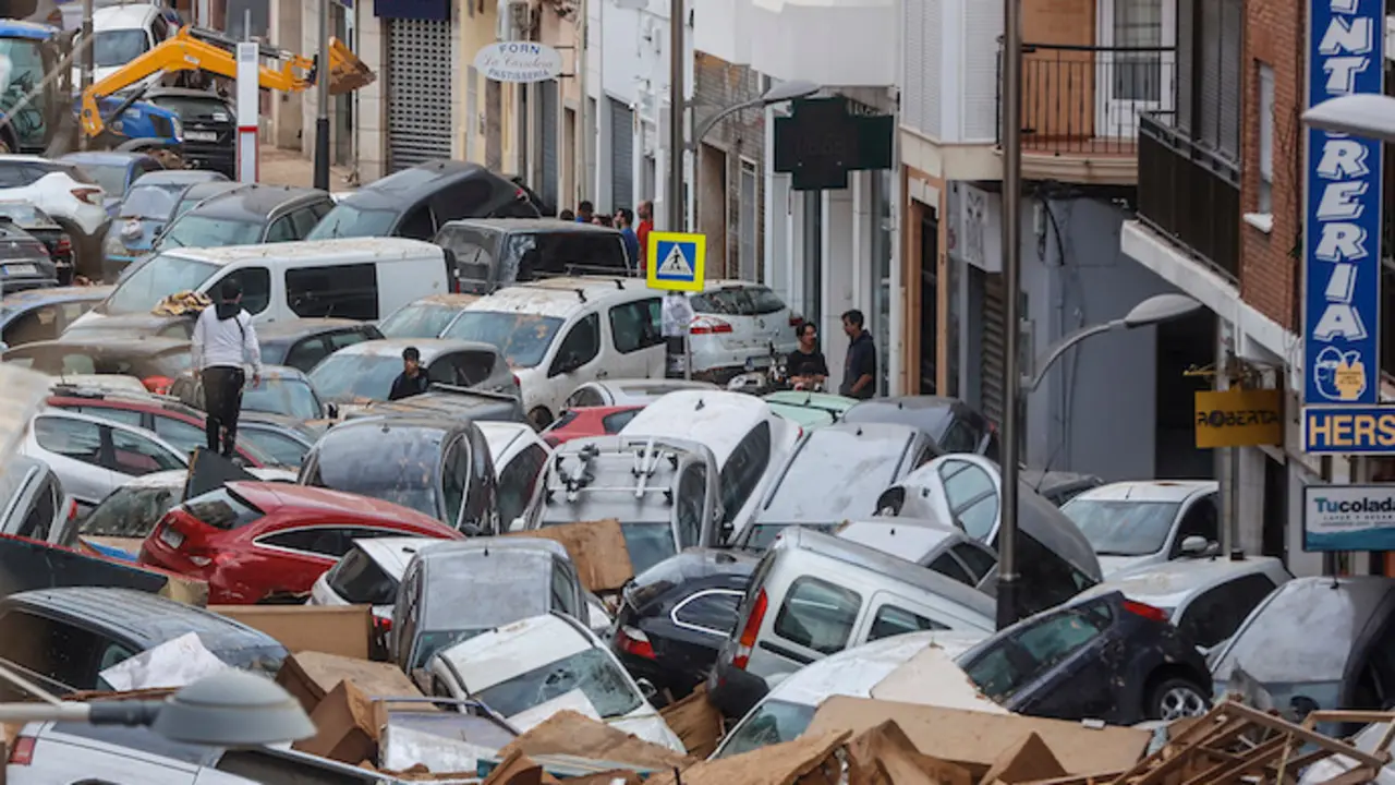Decenas de coches amontonados. / EP