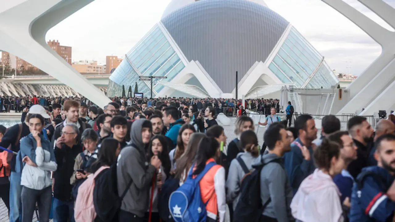 Cientos de voluntarios en la Ciudad de las Artes y las Ciencias, a 2 de noviembre de 2024, en Valencia, Comunidad Valenciana (Espa&ntilde;a). M&aacute;s de 200 voluntarios de Protecci&oacute;n Civil de toda Espa&ntilde;a est&aacute;n participando en las tareas de emergencia como consecuencia de la DANA que el pasado 29 de octubre afect&oacute; a la provincia de Valencia. La cifra de fallecidos por el temporal es m&aacute;s de 210, y desde ayer, 1 de noviembre, se ha restringido el acceso con veh&iacute;culos privados a los municipios afectados.

Rober Solsona / Europa Press
02 NOVIEMBRE 2024;MUNICIPIOS;AFECTADOS;DANA;TEMPORAL;MUERTOS
02/11/2024