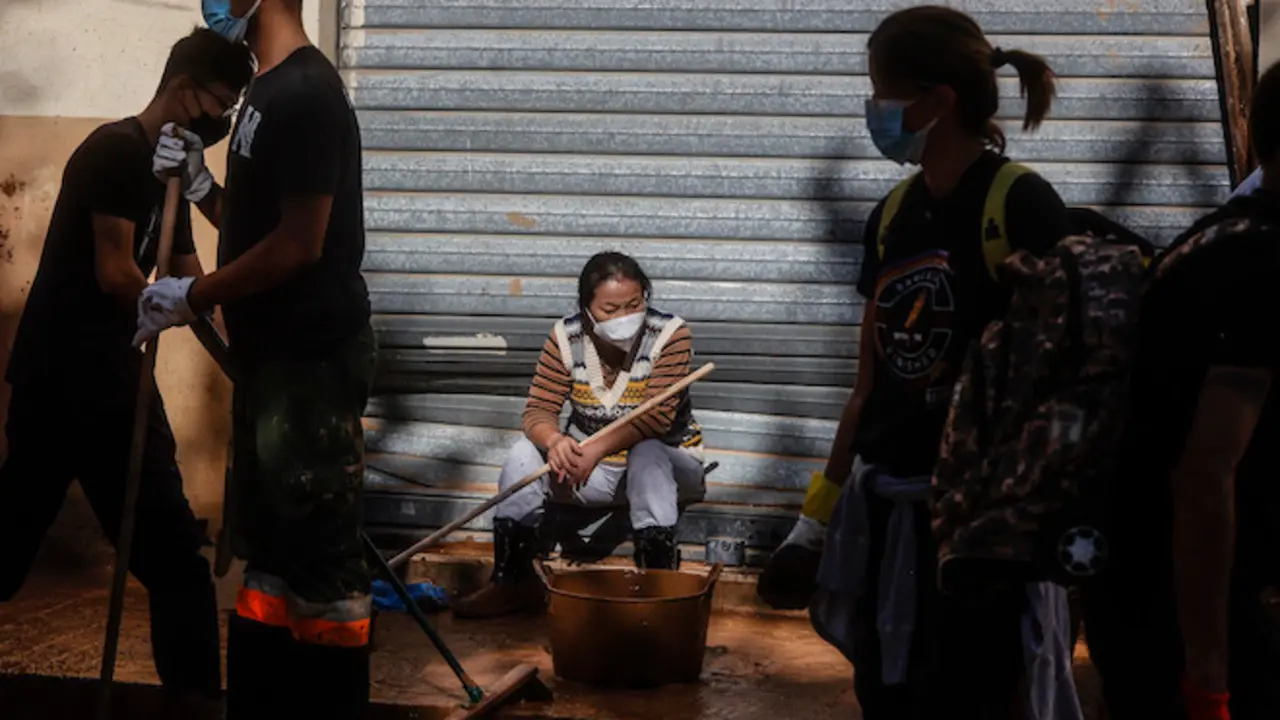 Decenas de voluntarios, a 2 de noviembre de 2024, en Alfafar, Valencia, Comunidad Valenciana (Espa&ntilde;a). M&aacute;s de 200 voluntarios de Protecci&oacute;n Civil de toda Espa&ntilde;a est&aacute;n participando en las tareas de emergencia como consecuencia de la DANA que el pasado 29 de octubre afect&oacute; a la provincia de Valencia. La cifra de fallecidos por el temporal es m&aacute;s de 210, y desde ayer, 1 de noviembre, se ha restringido el acceso con veh&iacute;culos privados a los municipios afectados.

Rober Solsona / Europa Press
02 NOVIEMBRE 2024;DANA;PROTECCI&Oacute;N CIVIL;VOLUNTARIOS;EJ&Eacute;RCITO;RIADA;BARRO;B&Uacute;SQUEDA;COCHE;REVISADO
02/11/2024
