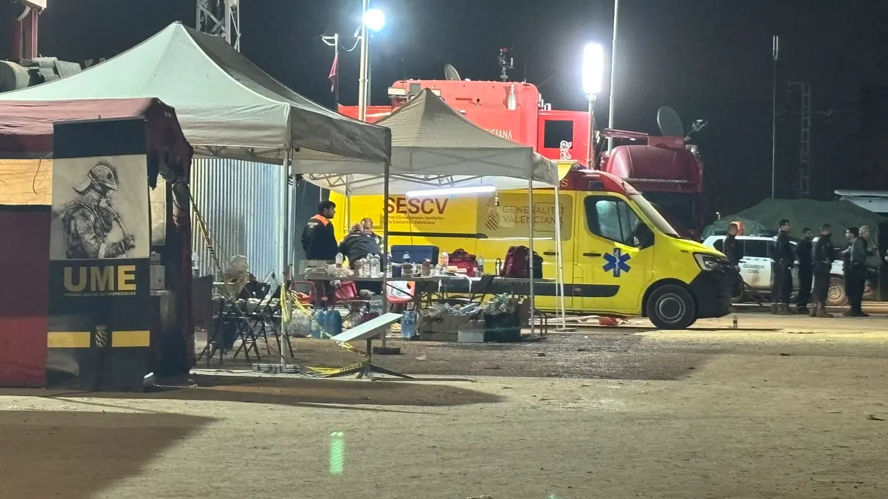 Vito Quiles, comparte esta foto. "Esta madrugada hemos visitado los puestos de mando en la Zona Cero".
