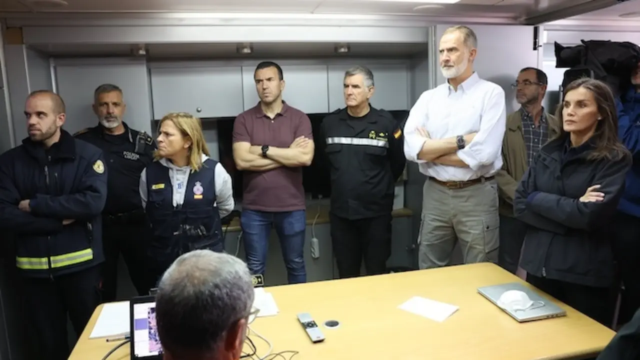 Los reyes durante su visita a la zona cero de la tragedia en Valencia.
