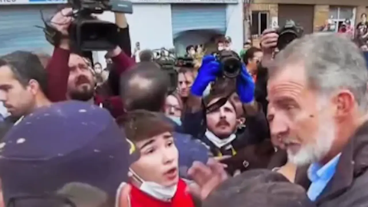 El Rey responde a la indignaci&oacute;n de los valencianos entre gritos y abucheos a Pedro S&aacute;nchez