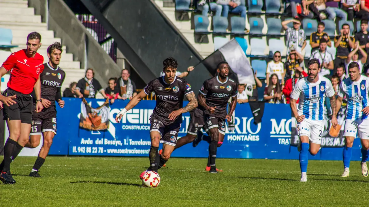 La Gimn&aacute;stica de Torrelavega sufre su tercera derrota consecutiva en casa ante el Salamanca, que se impuso 1-2 tras aprovechar errores defensivos del conjunto local.
