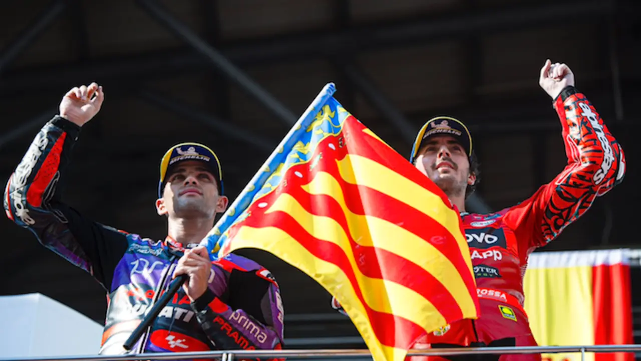 Pecco Bagnaia y Jorge Mart&iacute;n con la bandera de la Comunidad Valenciana. / MotoGP