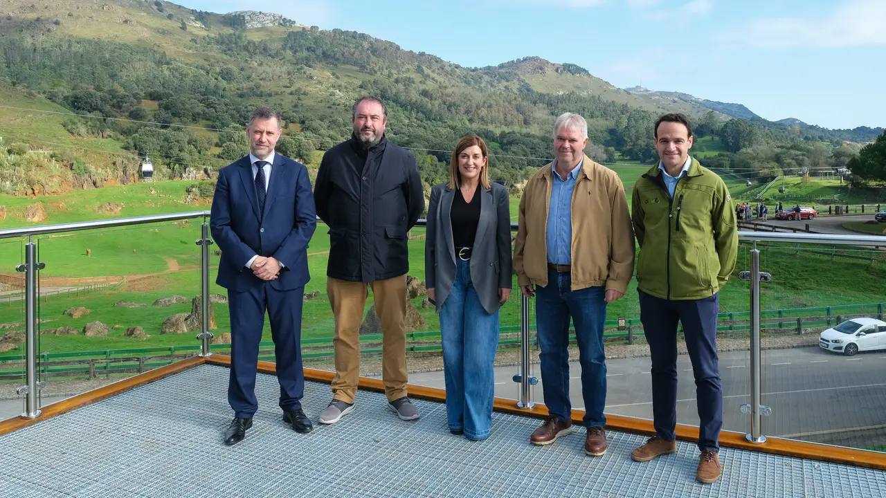 La presidenta de Cantabria en el nuevo mirador de elefantes. / Alerta