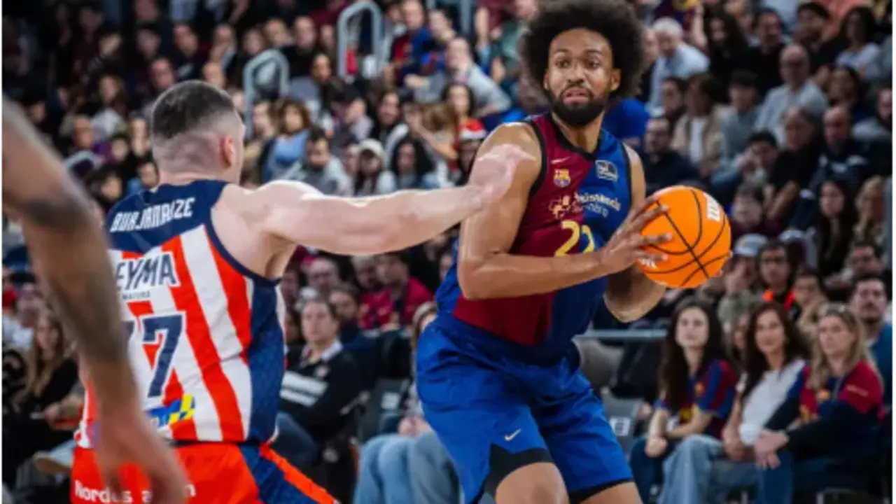Parker trata de jugar ante la defensa de Burjanadze. / ACB PHOTO.