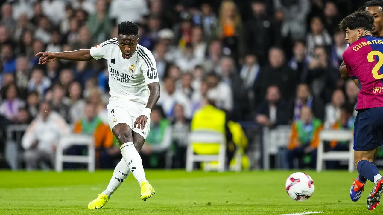 Vinicius durante el Cl&aacute;sico. / EP