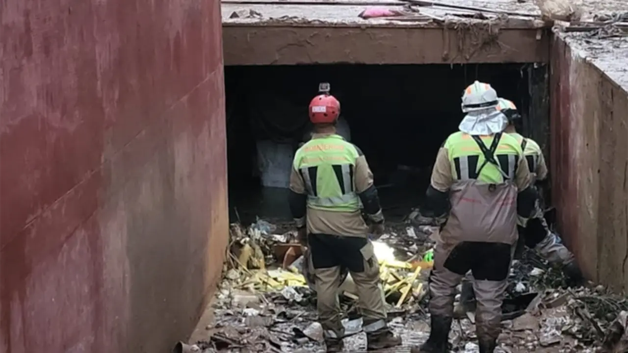 Bomberos de la DPZ buscan v&iacute;ctimas en los garajes. / EP