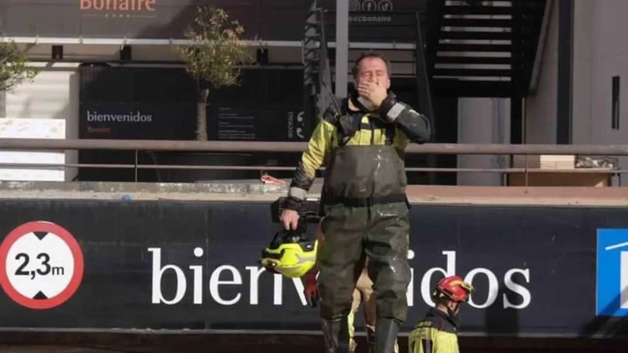 Efectivos de la UME junto al parking inundado del Centro Comercial Bonaire, a 3 de noviembre de 2024, en Valencia, Comunidad Valenciana (Espa&ntilde;a). La Generalitat valenciana ha decidido limitar durante la jornada de hoy el tr&aacute;nsito de personas en los municipios m&aacute;s afectados por la DANA, que el pasado 29 de octubre arras&oacute; la provincia de Valencia y que deja ya una cifra de fallecidos de m&aacute;s de 210. Adem&aacute;s, leer m&aacute;s se ha decretado un nivel de alerta naranja por lluvias de hasta 150 litros por metro cuadrado en estas zonas.