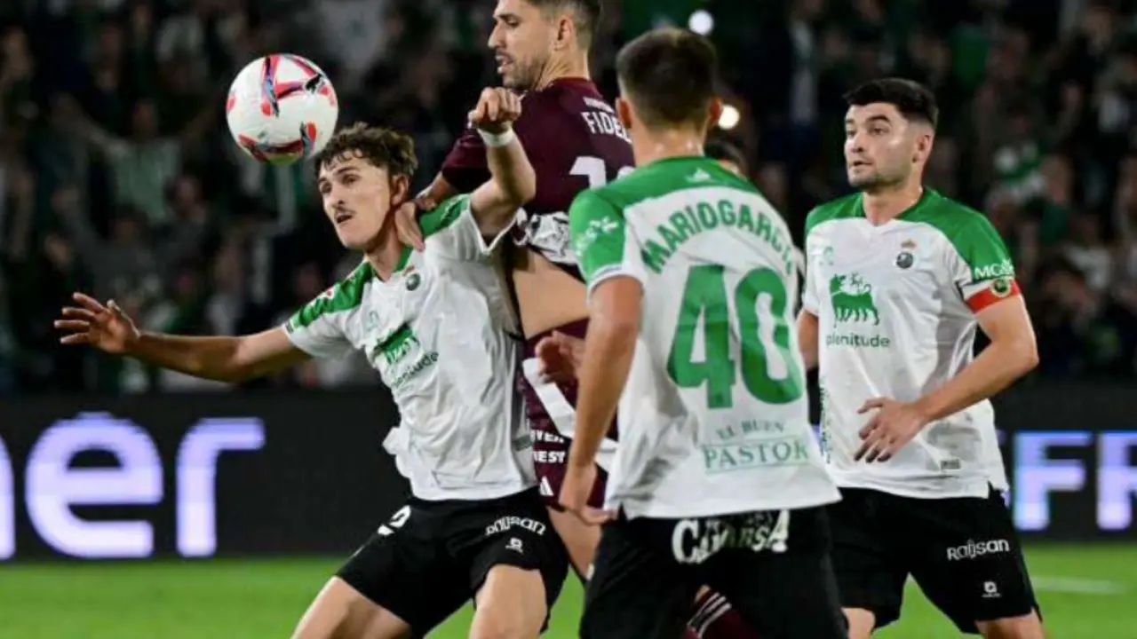 El mediapunta del Racing de Santander, Pablo Rodr&iacute;guez, intenta controlar un bal&oacute;n bajo la presi&oacute;n rival. / l.h.