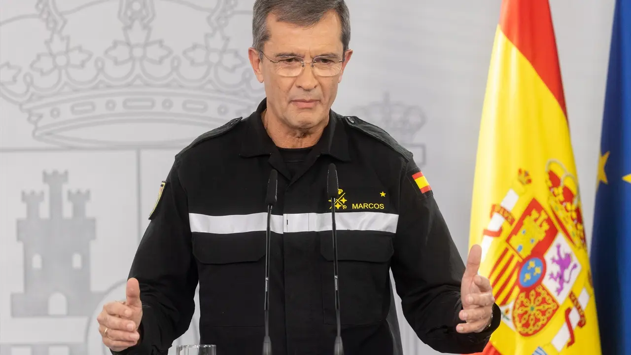 El general jefe de la UME, Francisco Javier Marcos, durante una rueda de prensa posterior al Comit&eacute; de Crisis para el seguimiento de los efectos de la DANA. / Eduardo Parra