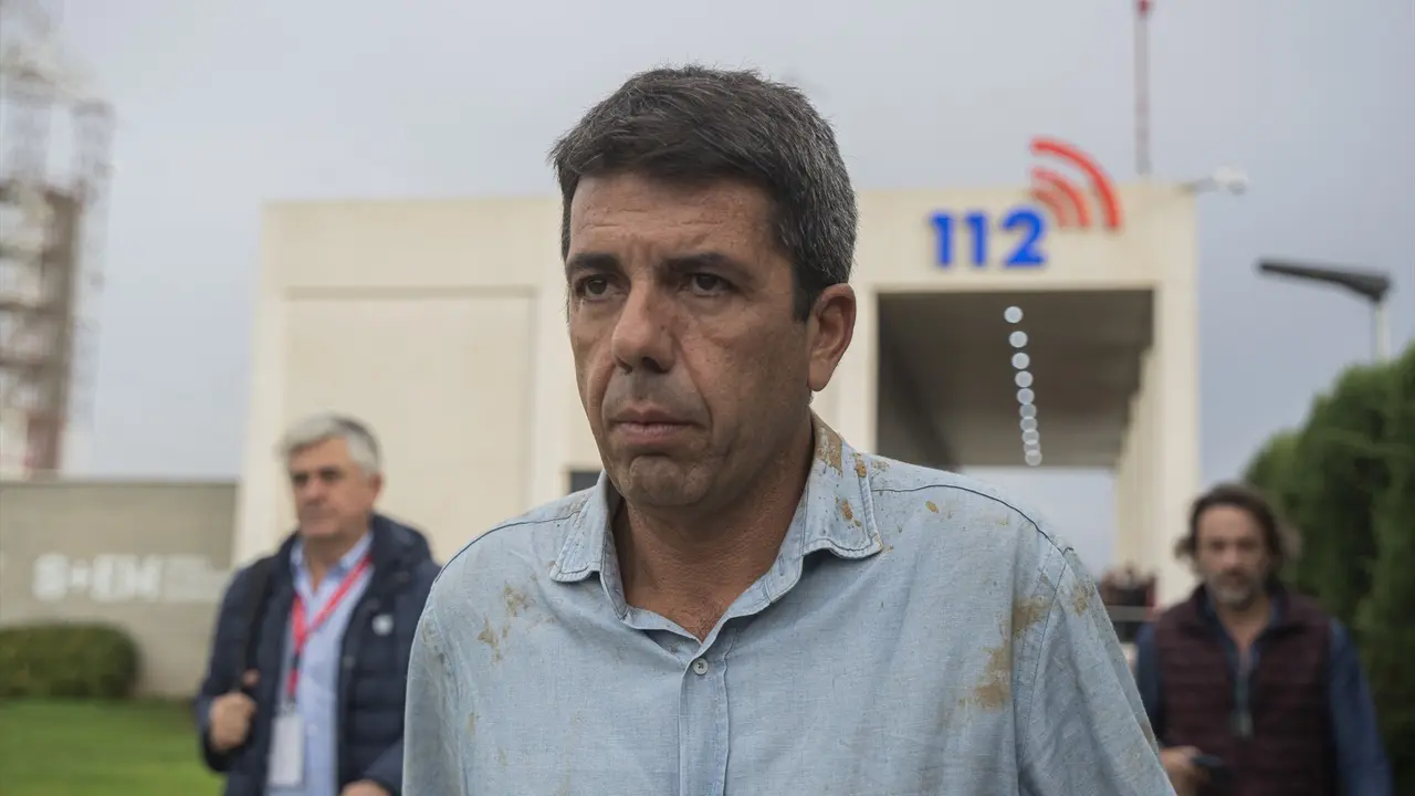 El presidente de la Generalitat valenciana, Carlos Maz&oacute;n, durante su visita al centro del 112. / Rober Solsona