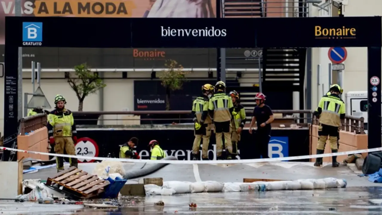 Los bomberos achican agua del centro comercial de Bonaire. / Eduardo Manzana
