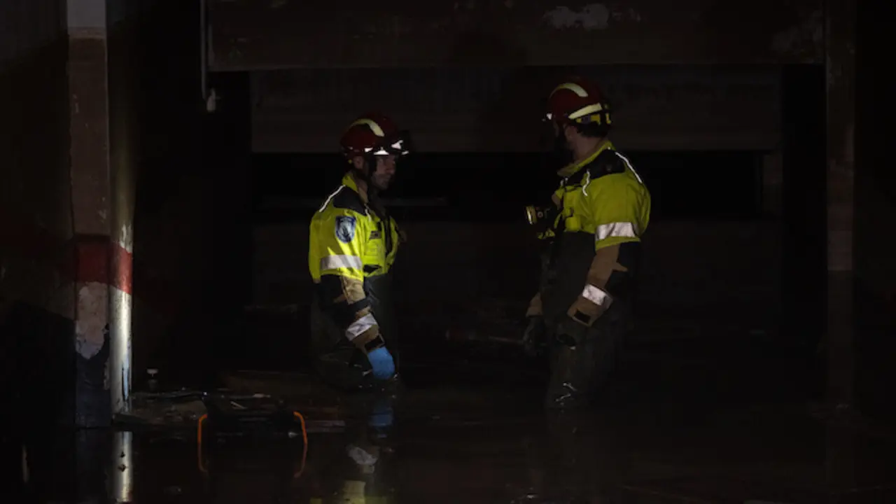 Dos bomberos en un garaje de Alfafar. / EP