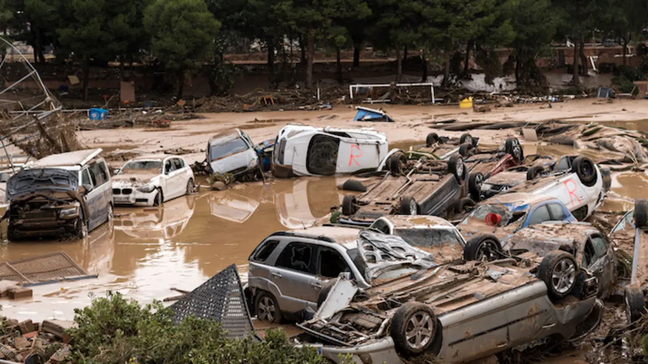 Varios coches afectados por la DANA en Paiporta. / EP