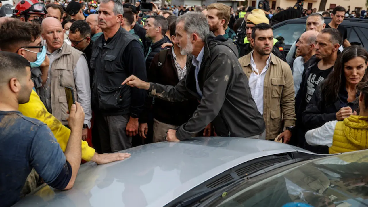 El Rey Felipe VI durante su visita a una zona afectada por la DANA. / Archivo / EP