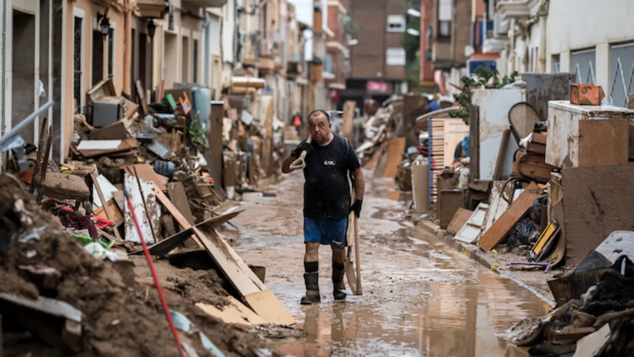 Un vecino de Paiporta en una calle inundada. / EP