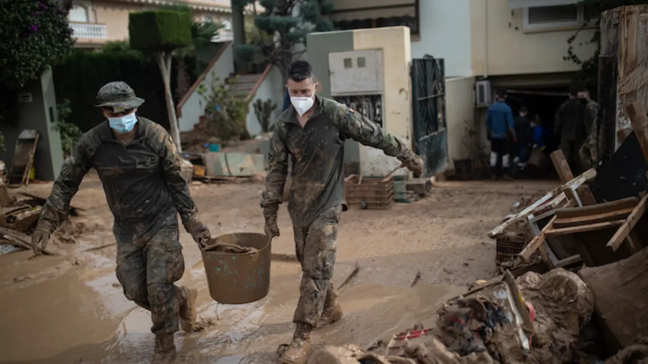 Dos militares ayudan a limpiar los estragos ocasionados por la DANA. / Archivo / EP