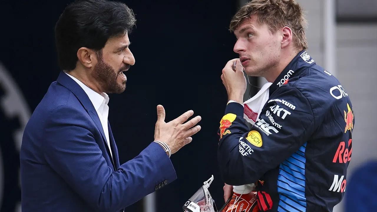 El presidente de la FIA, Mohammed ben Sulayem, y el piloto neerland&eacute;s Max Verstappen conversan en el Gran Premio de Budapest 2024. / Eric Alonso